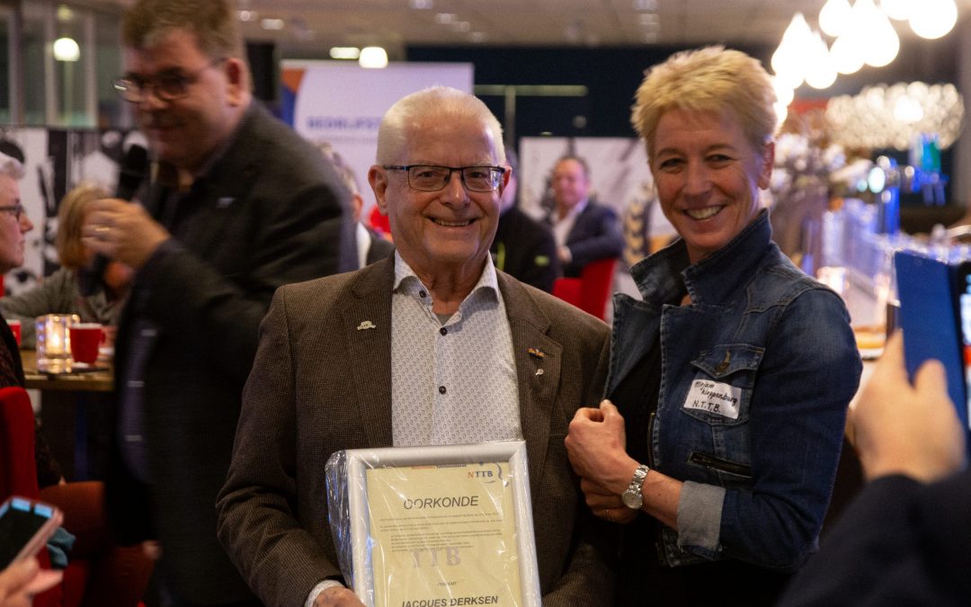 Twee nieuwe leden van verdienste benoemd tijdens NK