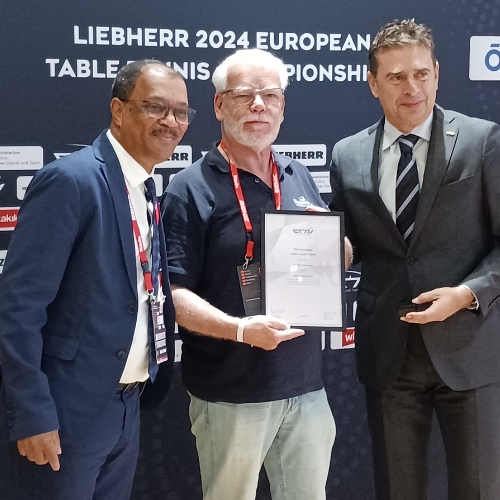 Henk Hommes ontvangt ETTU Badge of Honour