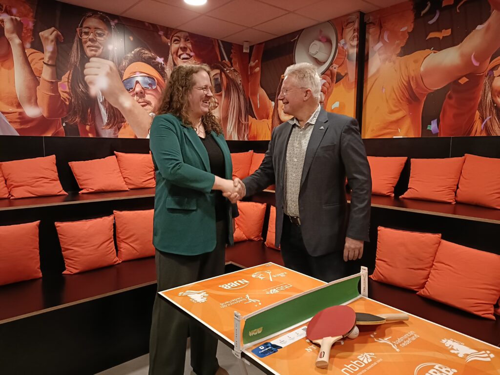Achim heet Ashley officieel welkom bij de NTTB