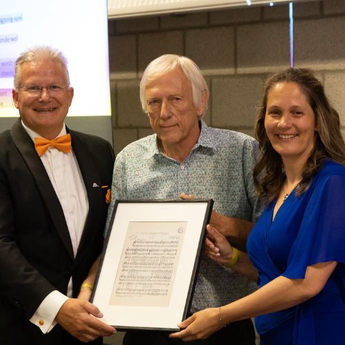 Bijzonder jubileumcadeau overhandigd door Stichting Vrienden van het Tafeltennis